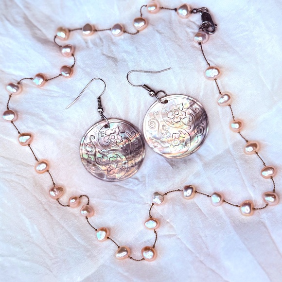 🌊 Vtg Floating Freshwater Pearl Necklace, Carved Mother of Pearl Earrings Set - Picture 1 of 14